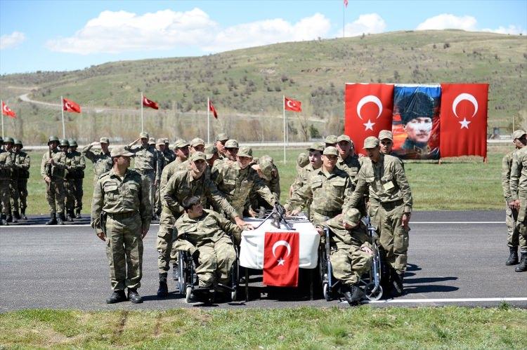<p>Güçlerini Türk milletinden aldıklarını vurgulayan Avcı, "Kahramanlığın bir örneği de siz gençlerimizin yüreğinde ateşlenen gönüllü askerlik hizmetidir. Engelli kardeşlerimizin ailelerinin de kışlada olması, bizlere ve Mehmetçiklerimize de kutsal vatan görevini yerine getirirken güç, azim, şevk ve gurur vermektedir. Bugün huzurunuzda, askerlik özlemi çeken gönüllü 62 engelli gencimize askerlik hizmeti yaptırılmıştır." dedi.</p>

<p> </p>
