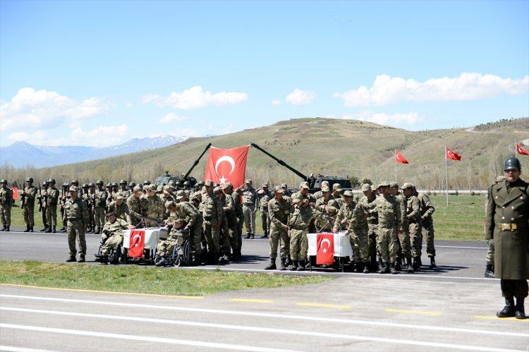 <p>Konuşmanın ardından engelliler, silah ve bayrağa el basarak yemin etti.</p>

<p> </p>

