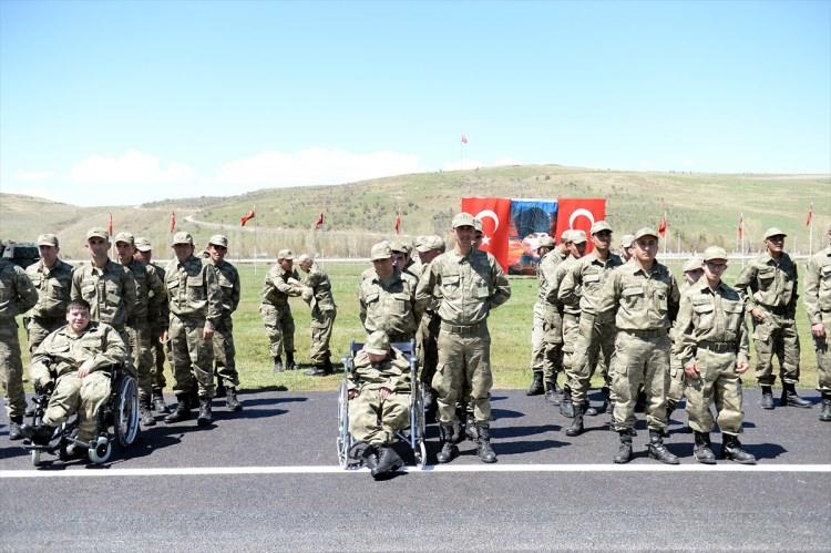 <p>Fatih Ele, arkadaşlarını temsilen yaş kütüğüne plaket çaktı.</p>

<p> </p>
