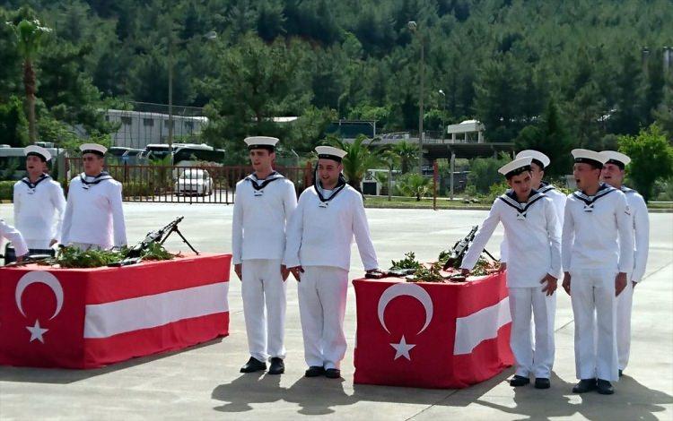 <p>Dalaman Hava Meydan Komutan Vekili Hava Pilot Yarbay Savaş Cenik, törende yaptığı konuşmada, bazen sözlerin yetersiz kaldığı anlar olduğunu, bugün de o anlardan birisini yaşadıklarını söyledi.</p>
