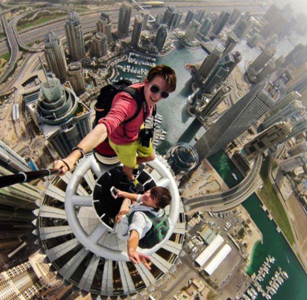 <p>Sosyal medyanın en yaygın aktivitelerinden selfie fotoğraf çekimlerini bilmeyen yoktur. Ancak bu selfieler bildiğiniz gibi değil. İşte en sıradışı selfie çekimleri...</p>
