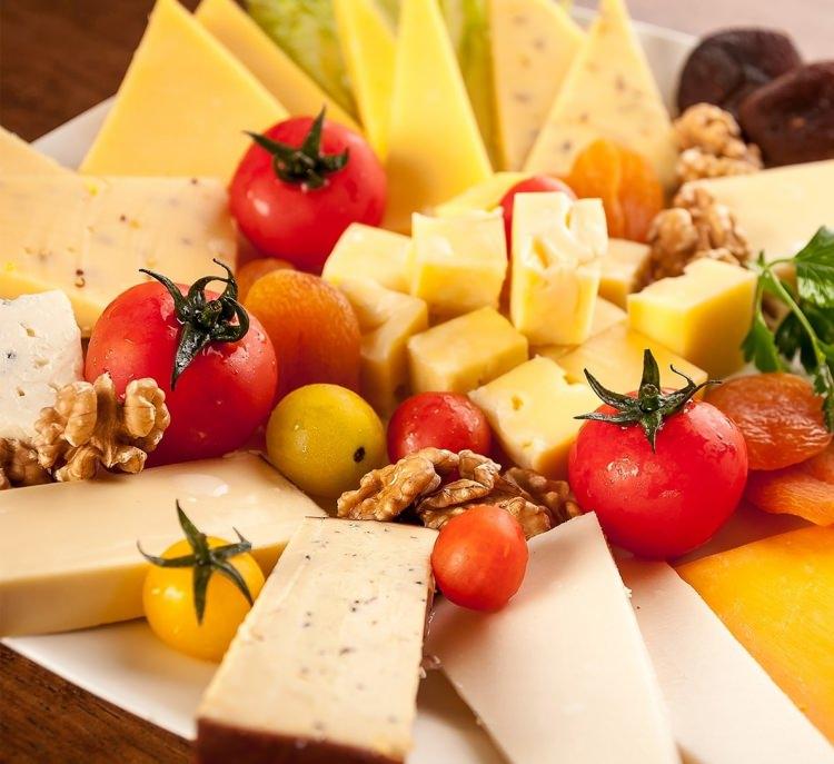 <p>Peynirin dünyada çok fazla çeşidi olmuştur. Kaşar, mozeralla, çedar gibi dünyada yaklaşık 400 çeşit peynir bulunmaktadır.</p>
