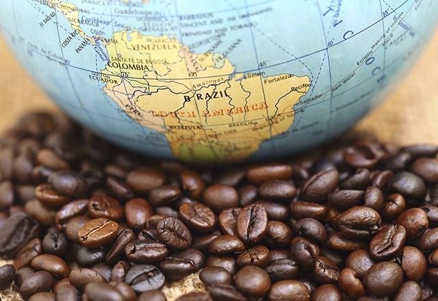 <p><strong>Uluslararası Kahve Organizasyonu </strong>kişi başına en çok kahve tüketilen ülkelerin sıralamasını yaptı. <strong>Türkiye </strong>kişi başına yılda 400 gram kahveyle<strong> 104. sırada</strong> yer aldı.</p>
