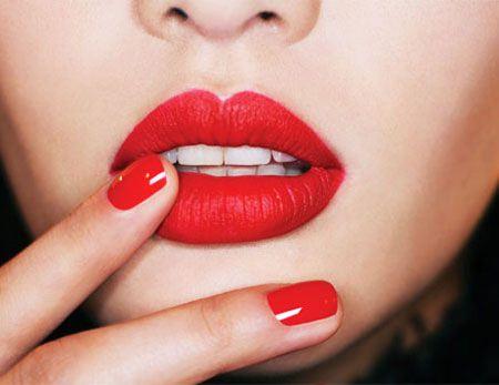 <p>Ruj rengine yakın bir dudak kalemi ile dudakları çerçevelerseniz, ruj daha kusursuz görünür.</p>
