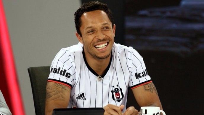 <p>Adriano Correia 498 bin takipçi</p>
