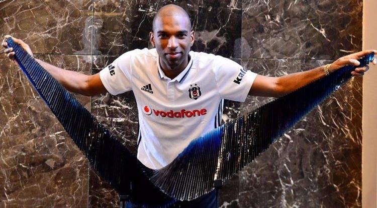 <p>Ryan Babel 1 milyon takipçi<br />
<br />
</p>