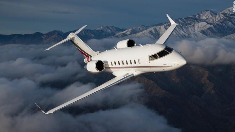 <p><strong>BOMBARDIER CHALLENGER 650 | 32.35 MİLYON DOLAR</strong></p>

<p>21 metre uzunluğa sahip uçak, saatte 837 kilometre hıza çıkabiliyor. 20 yolcu kapasitesi var. 2 adet General Electric CF34-3A turbofan motor kullanıyor fakat sefer başına 45 bin dolar yakıt tüketimiyle biraz cep yakıyor.</p>
