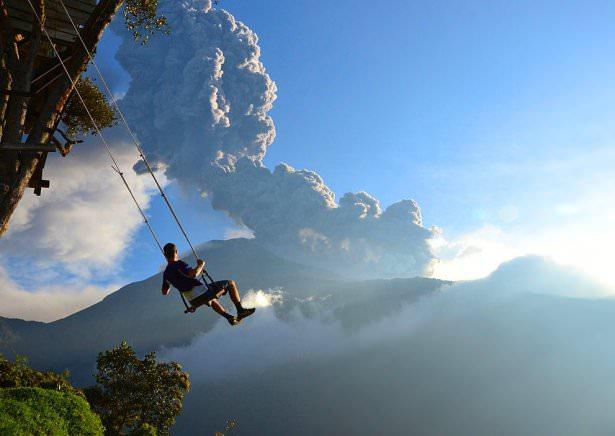 <p><strong>3. Banos, Ekvador '' Dünyanın Sonu''</strong></p>

<p>Bu fotoğraf 1 şubat 2014 tarihinde Tungurahua Dağı'na bakan bir yamaçta kurulu olan akıl almaz bir salıncağı resmediyor. Bu fotoğraf çekildikten  1 dakika sonra kül bulutları nedeni ile bölgeden ayrılmak zorunda kaldık. </p>

<p> (Sean Hacker Teper / National Geographic Traveler Fotoğraf Yarışması)</p>

