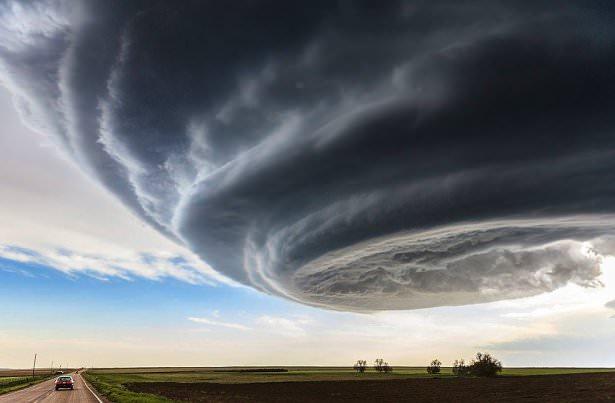 <p><strong>6. Julesburg, Colorado'daki fırtına</strong></p>

<p>28 Mayıs 2013 tarihinde Julesburg, Colorado yakınlarında fırtınaya yaklaşırken bu fotoğrafı çektik. Fırtınanın 1 saat içinde kasırgaya dönüşeceği uyarısını almıştık fakat takibi bırakmadık. Ancak bu fırına sadece yağmur ve birazda dolu yağmasına neden oldu beklenildiği üzere kasırgaya neden olmadı.</p>

<p>(Marko Korosec / National Geographic Traveler Fotoğraf Yarışması)</p>
