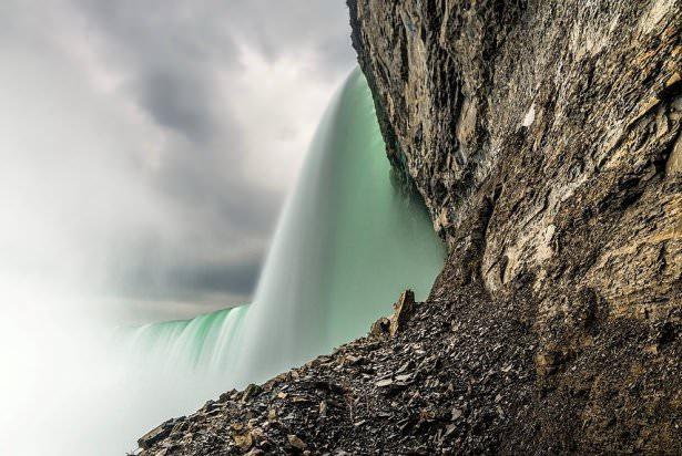 <p><strong>14. Niagara Şelalesi, Ontario, Kanada</strong></p>

<p>Fotoğraf makinem, tripodum ve ND filtremle birlikte dakikada 10 milyon galon suyun akıp gittiği Niagara Şelalesi'nin dibinde duruyordum. Makinem  ve kıyafetlerim sırılsıklam oldu fakat bu muazzam fotoğrafı yakalama şansı buldum. ( Barry Hodgert/National Geographic Traveler Fotoğraf Yarışması)</p>
