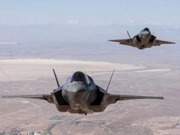 <p><strong>F-35 Lightning II</strong><br />
ABD tarafından geliştirilen F-35 programına şu ana kadar 1.5 trilyon dolar harcandı. Beşinci nesil savaş uçağı olan F-35 Lightning II, günümüzde en çok korkulan savaş uçakları arasında yer alıyor. </p>

