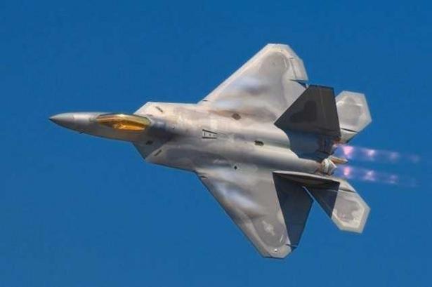 <div><strong>F-22 Raptor</strong></div>

<div>Lockheed Martin firması tarafından ABD için, hava üstünlüğü odaklı,düşük radar izi ile yüksek görünmezlik sağlamaya yönelik üretilen çift motorlu avcı uçağıdır.</div>

