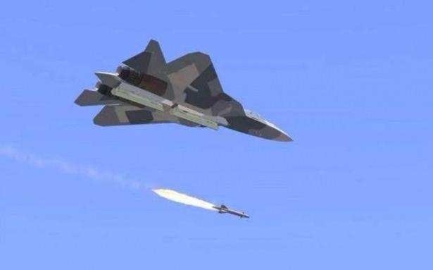 <p>Çok amaçlı avcı uçağı olan T-50, henüz hala geliştirme aşamasında ve 2016 yılında Rus ordusunun hizmetine girecek. </p>
