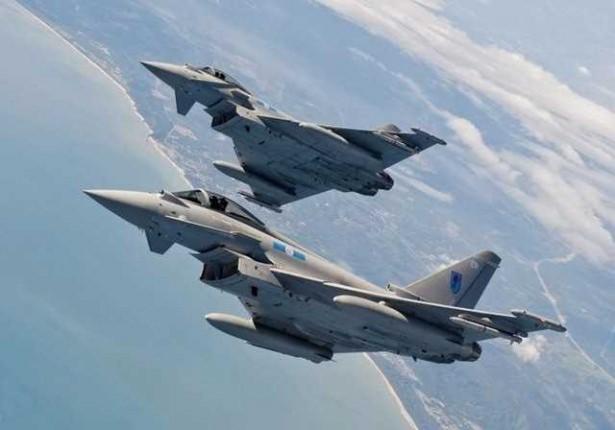 <div><strong>Eurofighter Typhoon</strong></div>

<div>Eurofighter Typhoon, Avrupa Birliği yapımı çok amaçlı, çift motorlu, delta kanatlı avcı uçağıdır. Tasarımı Rus MiG 1.44 uçakları temel alınarak yapılmıştır. </div>
