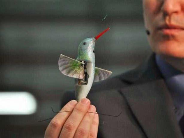 <p>Düşmandan izini saklayabilecek kadar ufak olan Nano Hummingbird, fotoğraflar çekip istihbarat bilgileri toplayabiliyor. Bu ufak casusları gelecekte askeri alanda sıklıkla görebiliriz. </p>
