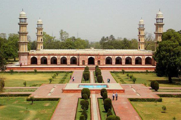 <p>Cihangir Türbesi, Lahor, Pakistan</p>

<p> </p>
