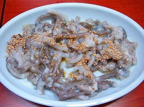 <p>SANNAKJİ<br />
<br />
Kore mutfağından bir yemek Sannakji. Pişirmeye bile zahmet görmeden canlı canlı yenen ahtapotlar çeşitli cinste oluyor ve çeşitli soslar ile küçük çubuklara sarılarak (spaghetti usulü) yeniliyor. Özellikle Güney Kore'de turistlerin ilginç bulup deneme cesareti gösterdikleri bu yemek Kore'liler tarafından oldukça fazla tüketiliyor.</p>
