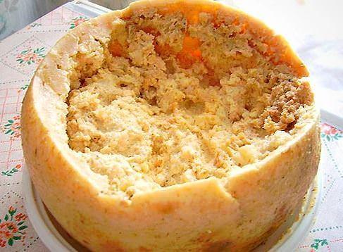 <p>CASU MARZU<br />
<br />
Canlı sinek larvalarıyla dolu fermente bir koyun peyniri olan Casu Marzu, oldukça sert ve aromalı bir tada sahip. İtalya'da seçkin restaurantlar da servis ediliyor.</p>
