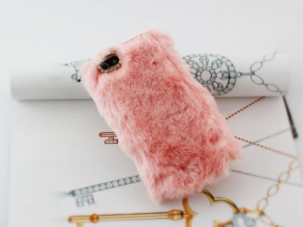 <p><strong>Tüylü peluş kılıf</strong></p>

<p>Kadınların peluş çantalarıyla kombin yaptığı bir model.</p>
