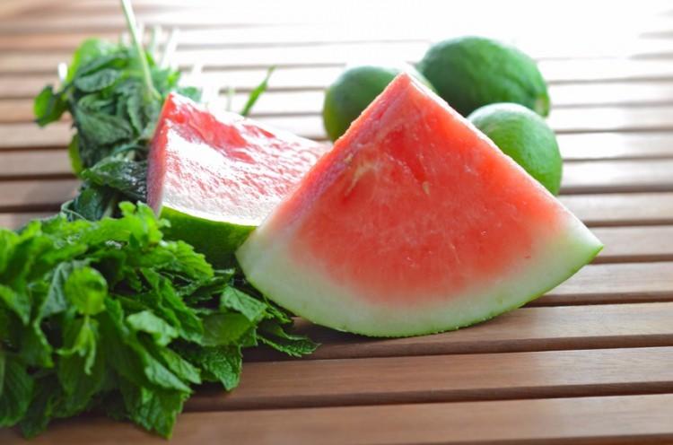 <p><strong>KARPUZ, NANE VE LİMON İLE</strong></p>
<p>Salatalık gibi böbrekler ve vücudun geneli için toksin olan amonyağı temizler. Nanenin sakinleştirici etkisi vardır. Karabiber sindirimi iyileştirir. </p>