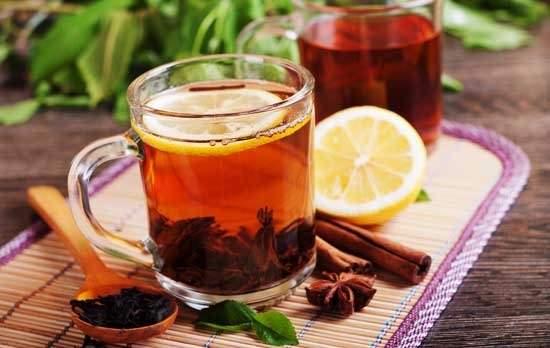 <p><strong>Hazırlanışı:</strong> İnce salatalık dilimini kavanoza koyun. Rendelenmiş portakal kabuğu ile çubuk tarçını ekleyin. Bir bardak su kaynatın ve bir bardak normal su ile karıştırın.<br />
</p>