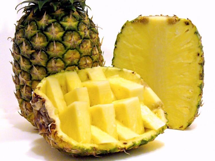 <p><strong>ANANAS İLE</strong></p>

<p>A ve C vitamini, potasyum, kalsiyum içeriği ile sağlığa çok faydalıdır. Antioksidan içeriği ile hücrelerin yenilenmesini sağlar. </p>
