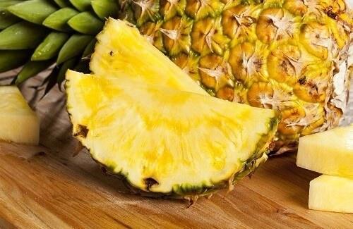 <p><strong>Malzemeler:</strong> ½ adet salatalık, 2 dilim ananas, 1 çay kaşığı limon suyu, Bir avuç taze nane yaprağı, Buz parçaları, Su</p>
<p> </p>
<p> </p>