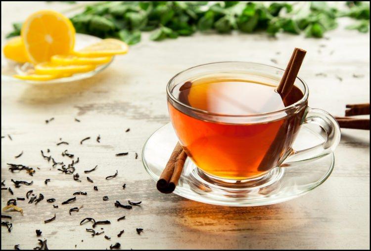 <p><strong>TARÇINLI ÇAY İLE</strong></p>
<p>Çay antioksidanlar açısından zengindir. Kalp krizi riskini azaltır. Kemikleri ve bağışıklık sistemini güçlendirir. </p>