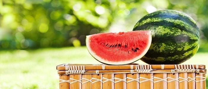 <p><strong>Malzemeler:</strong> 1 salatalıki, 1/4 orta boy karpuz, Bir avuç nane yaprağı, 1 limon, Tuz ve karabiber </p>
<p> </p>