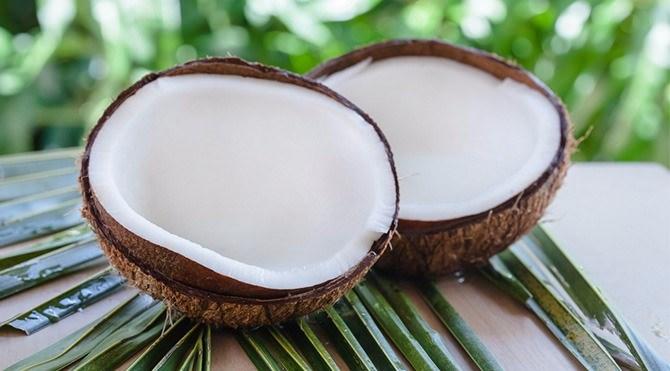 <p>Limon yapraklarını kavanoza atın. 1 çay kaşığı kavrulmuş kimyon tozu ekleyin. Son olarak hindistancevizi suyunu kavanoza dökün ve hepsini iyice karıştırın. Dilerseniz buz ekleyerek de içebilirsiniz.</p>
