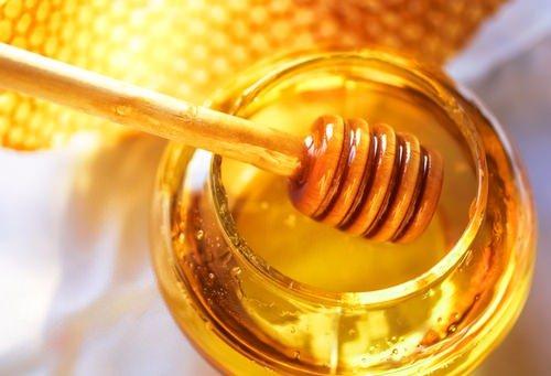 <p>Vücut ısısını artırarak metabolizmanın hızlanmasına yardımcı olur. Bal; kalsiyum, bakır, potasyum, magnezyum, manganez ve çinko gibi sayısız vitamin ve mineral içerir. </p>