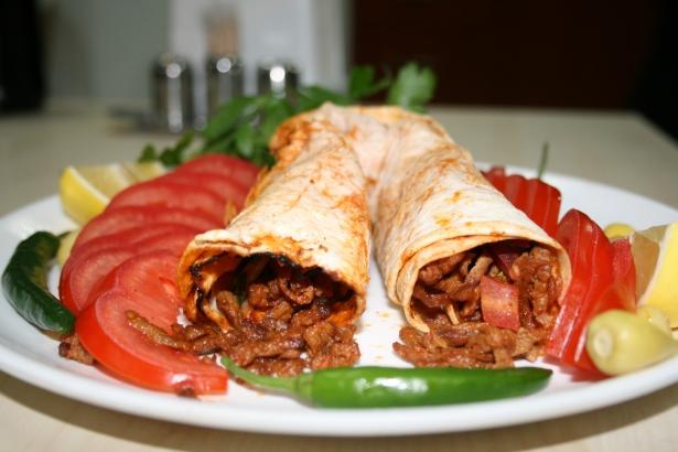 <p><strong>7- TANTUNİ</strong></p>

<p>Tantuni artık hemen hemen her şehirde bulunsa da en güzeli tabii ki Mersin’de yapılanıdır. Bir kere Mersin’de tantuni yiyince hak vereceksiniz. Diğer tantunicilerde aynı lezzeti bulamıyor insan.</p>

<p> </p>
