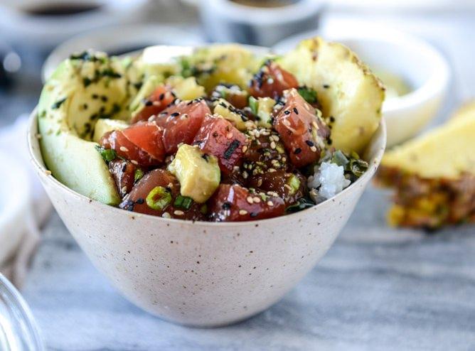 <p>İri sarı ton balığı parçaları ve avakado ile hazırlanan Ahie Poke Bowl salatası iyi bir tercih olabillir. </p>