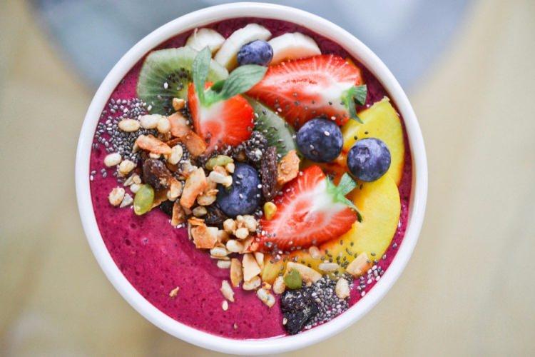 <p>Güne açai, pitaya ve acerola gibi besleyici meyvelerle hazırlanan bir kahvaltıya başlayabilirsiniz. </p>

