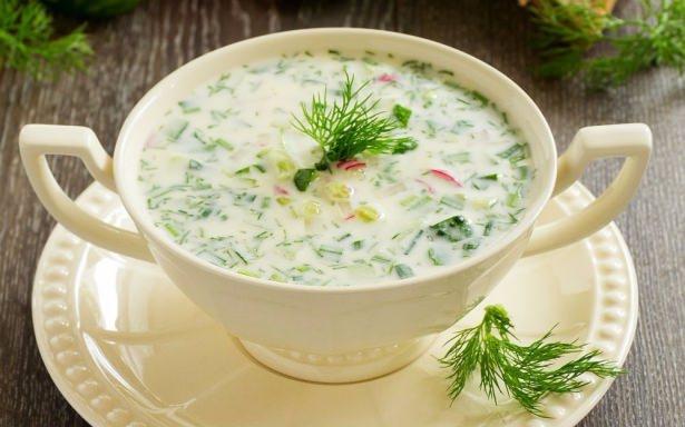 <p>Soğuk çorbalar, ayran, cacık, süt, kefir, taze sebze-meyve suları, bitki çayları sıvı ihtiyacını karşılar, öğünlere mutlaka eklemek gerekir. </p>