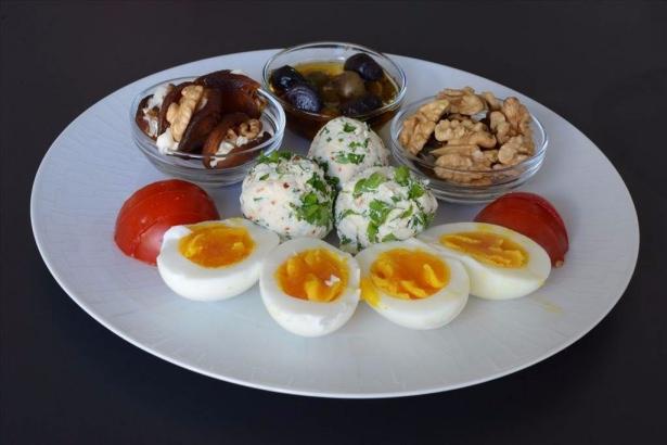 <p>Ayrıca iftarda yumurta içeren hafif bir kahvaltı yanına yoğurt, yulaf, chia tohumundan oluşan bir destek yapılırsa tokluk hissi daha uzun sürer.</p>