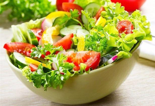 <p>Günlük 2 öğüne düşen yemek düzeniyle birlikte sindirim sisteminin çalışma düzeni değişir ve kabızlık, şişkinlik, hazımsızlık ve gaz problemleri oluşabilir. </p>