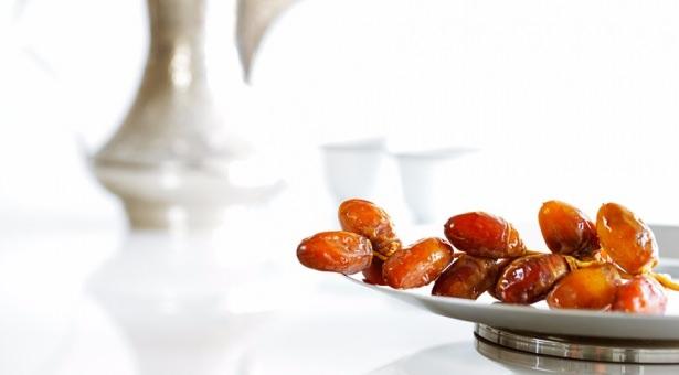 <p>Önce 1-2 bardak su, zeytin, hurma, domates salatalık yeşillik ile orucu açmak ve 15-20 dakika bekleyip sonra yemeklere geçmek hem mideyi rahatlatır hem de daha dinç tutar.</p>
