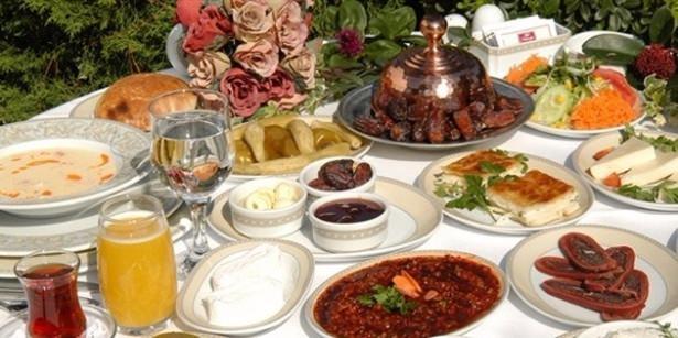 <p>İftar yemeği olarak sofralarda her çeşit yemek olmalı ama küçük porsiyonlarda. </p>