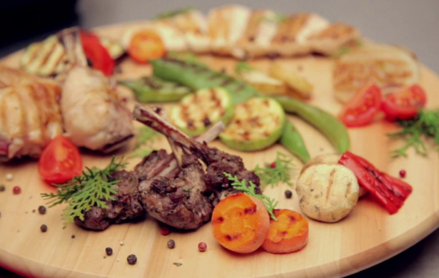 <p>İftar menüsünde protein içeren et, tavuk, balık veya baklagil gibi bir yemek; ekmek türü karbonhidratlı yiyecekler (Pilav, bulgur, patates, çorba vb.), salata-sebze içeren yeşillik grubu ve yoğurt olabilir. </p>
