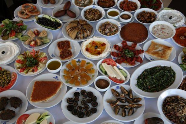 <p>İftarda yediklerinize ne kadar dikkat etseniz de eğer iftar için bir yere davetliyseniz etrafınızdakilerle birlikte farkında olmadan daha çok yemek yiyebilirsiniz.</p>