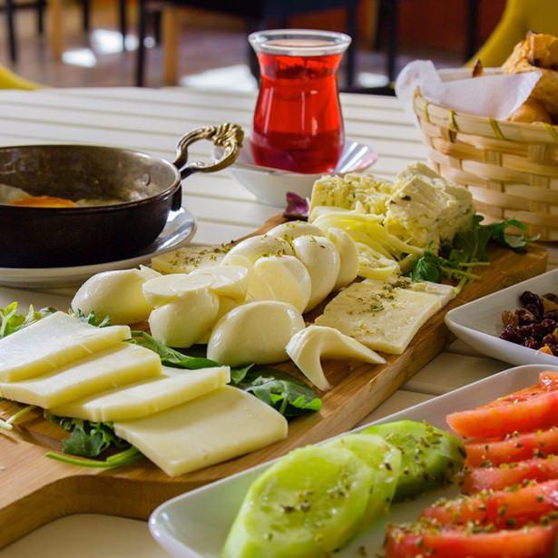 <p>İftarlıklardan az yemeğe çalışın; peynir, zeytin, reçel vb. kahvaltılıklar gözünüze az gelir ama tahmin ettiğinizden fazla kalori alırsınız. </p>