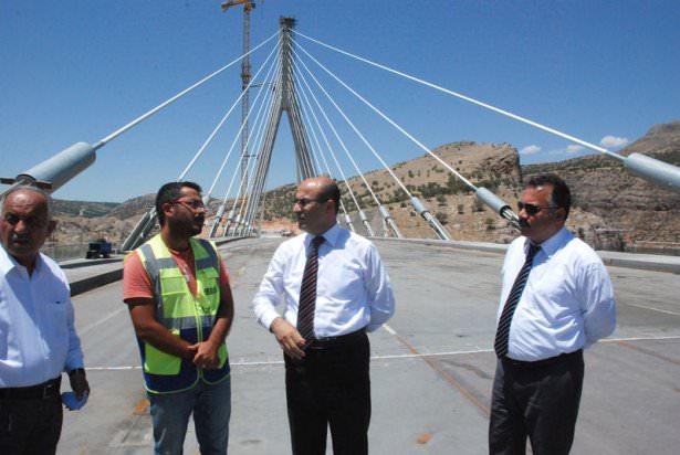 <p>Adıyaman'da 2 yıl önce temeli atılarak inşasına başlanan ve Türkiye'nin en uzun üçüncü asma köprüsü bitme aşamasında.</p>
