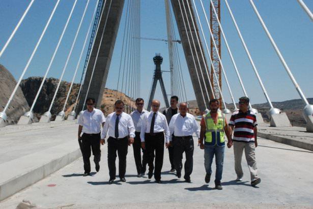 <p>Adıyaman'da, Atatürk Baraj Gölü üzerinde 2 yıl önce temeli atılarak inşasına başlanan ve Türkiye'nin en uzun üçüncü asma köprüsü özelliği taşıyan Nissibi Köprüsü'nde sona gelindi. </p>
