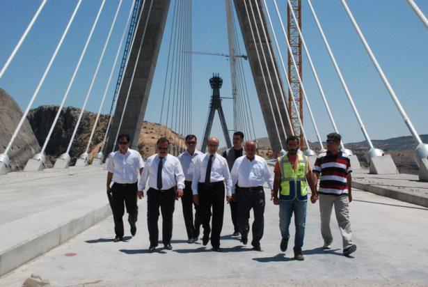 <p>Adıyaman'ı doğu illerine bağlayacak olan 610 metre uzunluğundaki köprünün ekim ayında araç trafiğine açılması bekleniyor.</p>
