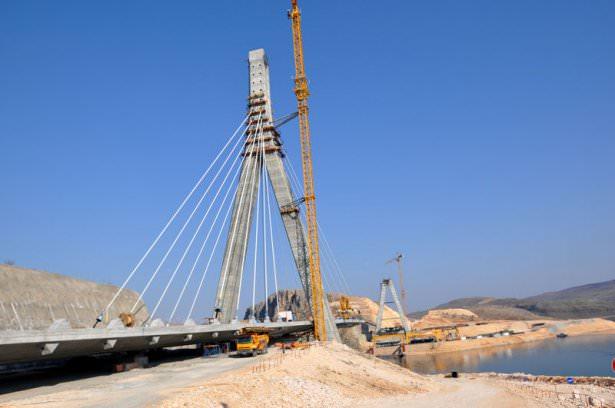 <p>Yaptığımız incelemeler sonucunda 2 yıl önce temeli atılan köprüde çalışmaların seri bir şekilde devam ettiğini ve her geçen gün ilerlemelerin kaydedildiğini gözlemledim. İlgili firma tarafından köprünün ekim ayında bitirilerek hizmete sunulması öngörülmektedir.</p>