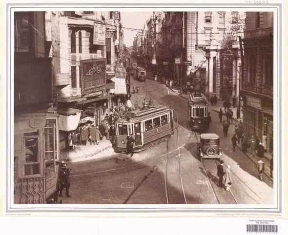 <p>1920’li yılların ilk yarısından Galatasaray Lisesi’nin ana kapısı ve İstiklal Caddesi…</p>

<p> </p>
