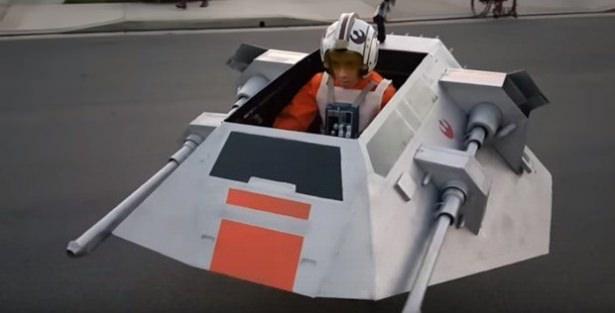 <p>Oğlunun hayranı olduğu Star Wars (Yıldız Savaşları) serisinden ilham alan baba Ryan, oğlunun tekerlekli sandalyesini serideki uzay gemilerine dönüştürdü.</p>