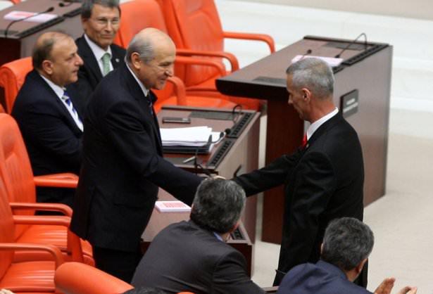 <p>HDP milletvekillerinin gelmediği Genel Kurul&rsquo;da Alan&rsquo;ı yemini sonrası CHP ve MHP milletvekilleri alkışlarken, AK Parti milletvekilleri alkışlamadı.</p>
