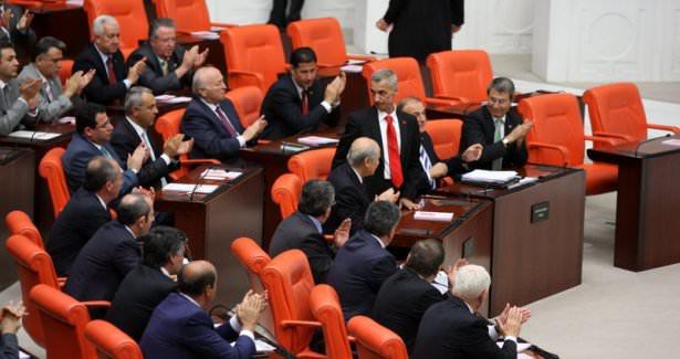 <p>Balyoz davasından tahliye olan&nbsp;<a href="http://www.haber7.com/etiket/mhp" target="_blank">MHP</a>&nbsp;İstanbul Milletvekili&nbsp;<a href="http://www.haber7.com/etiket/engin+alan" target="_blank">Engin Alan</a>,&nbsp;<a href="http://www.haber7.com/etiket/tbmm" target="_blank">TBMM</a>&nbsp;Genel Kurulu&rsquo;nda yemin ederek yasama g&ouml;revine başladı.</p>
